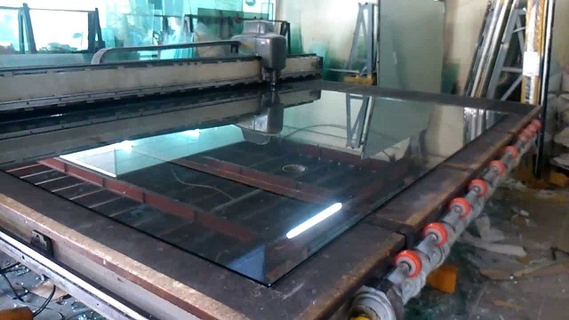 Dịch vụ cắt kính chuyên nghiệp đảm bảo chất lượng sản phẩm Dịch vụ cắt kính chuyên nghiệp đảm bảo chất lượng sản phẩm
